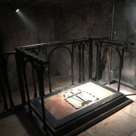Конечно, группа украинских паломников была и в других святых местах, видела и прикладывалась и к другим святыням. К примеру, к месту обретения Животворящего Креста Господня в часовне царицы Елены Крещение Господне на Святой земле, 17-22.01.2023 г.